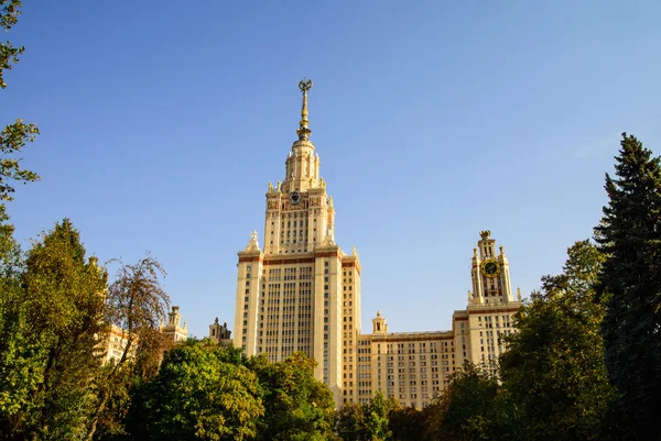 Lomonosov moscow state university eingerahmt von Bäumen, moskau, russland — Stockfoto