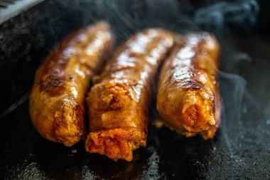 Izgara için çok az İtalyan sosisi.