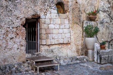 Mezar bahçenin yanında.