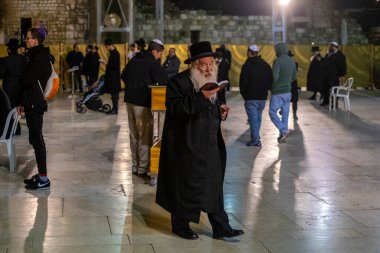 Yahudiler batı duvarında dua ediyorlar.