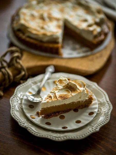 Tarta Caramelo Sobre Una Mesa Madera — Foto de Stock