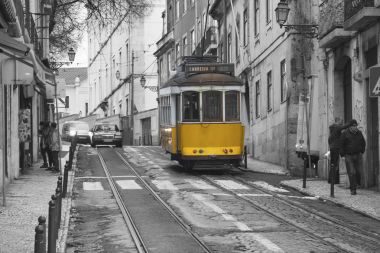 Lizbon tramvay sokakta
