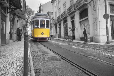 Lizbon tramvay sokakta