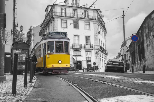 Lizbon tramvay sokakta — Stok fotoğraf