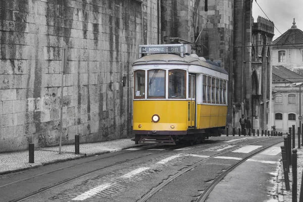 Lizbon tramvay sokakta