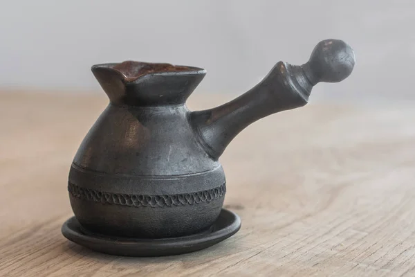 Clay Cezve ahşap bir masa üzerinde