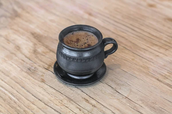Kil kahve Kupası ahşap bir masa üzerinde