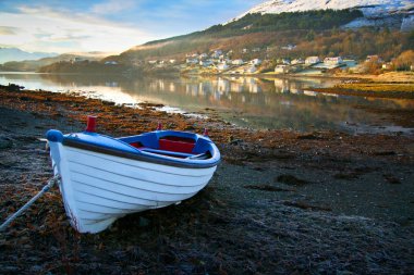 Beyaz tekne deniz kenarı