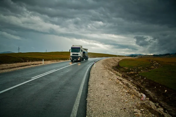 Kamyonu bulutlu havalarda yol boyunca hareket eder. Karadağ