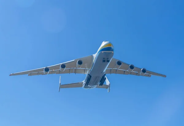 Antonov An-225 Mriya uçağı Ukrayna, Kyiv 'deki Gostomel havaalanına indi. Bu dev kargo uçağı şimdiye kadar yapılmış en ağır uçaktır. Mayıs 2020. Stock Editör Fotoğrafçılığı