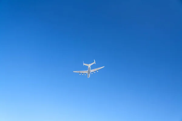 Antonov An-225 Mriya uçağı Ukrayna, Kyiv 'deki Gostomel havaalanına indi. Bu dev kargo uçağı şimdiye kadar yapılmış en ağır uçaktır. Mayıs 2020. Stock Editör Fotoğrafçılığı