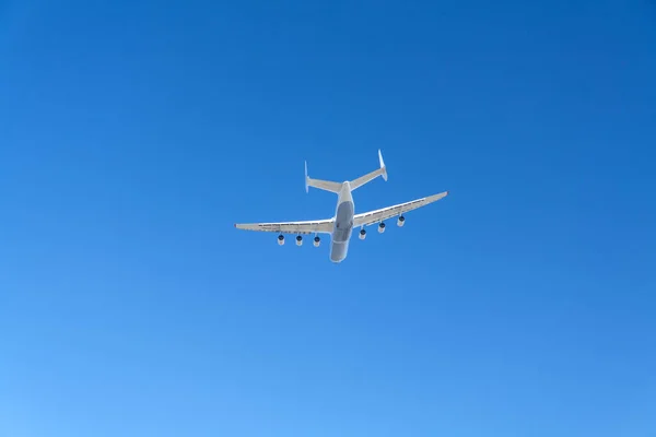 Antonov An-225 Mriya uçağı Ukrayna, Kyiv 'deki Gostomel havaalanına indi. Bu dev kargo uçağı şimdiye kadar yapılmış en ağır uçaktır. Mayıs 2020. Stock Editör Fotoğrafçılığı