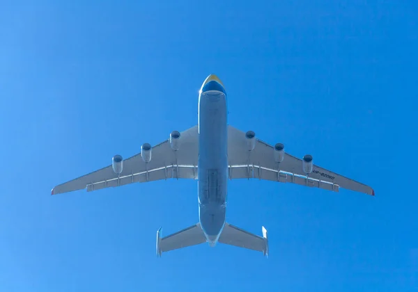 Antonov An-225 Mriya uçağı Ukrayna, Kyiv 'deki Gostomel havaalanına indi. Bu dev kargo uçağı şimdiye kadar yapılmış en ağır uçaktır. Mayıs 2020. Stock Editör Fotoğrafçılığı