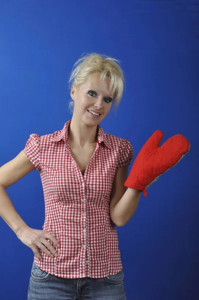 Vrouw met keuken handschoen — Stockfoto