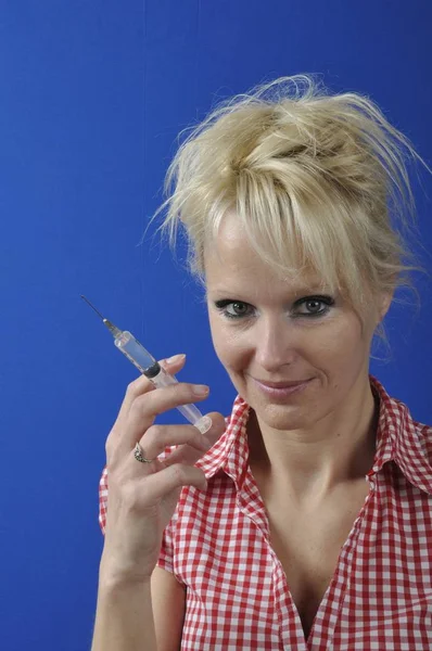 Retrato de enfermeira segurando uma seringa — Fotografia de Stock