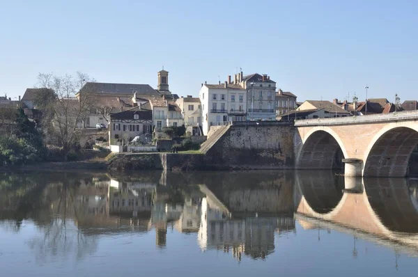 Bergerac, silta Dordognen joella — kuvapankkivalokuva