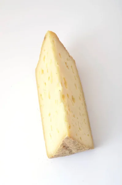 Queso tomme Brittany sobre fondo blanco —  Fotos de Stock