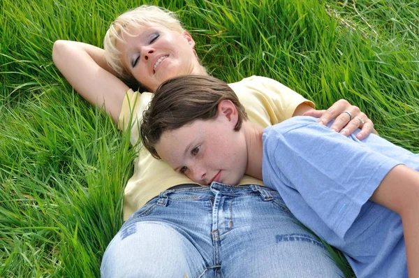 Mère et fille font une sieste sur l'herbe — Photo
