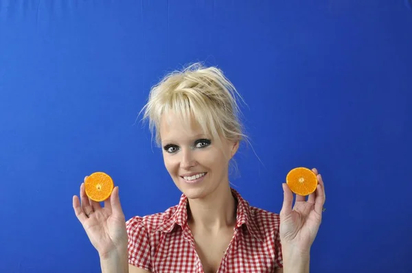 Portret van womanwith een clementine — Stockfoto