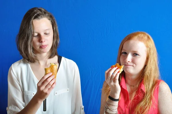 Two teen eating a chocolat bun — Stock Photo, Image