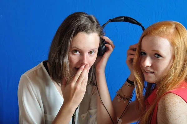 Två teen lyssnar på musik — Stockfoto