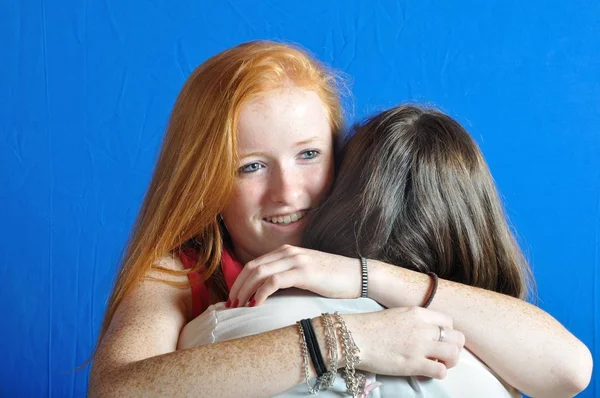 Dois adolescentes amigos, abraçando um ao outro — Fotografia de Stock