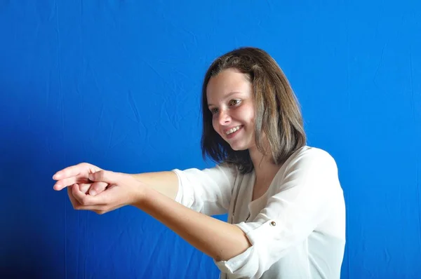 Tonårig flicka Mima gest för att hålla en pistol — Stockfoto