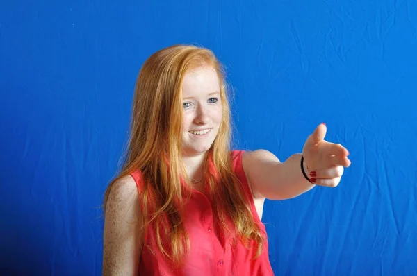 Dospívající dívka napodobovat gesto drží zbraň — Stock fotografie