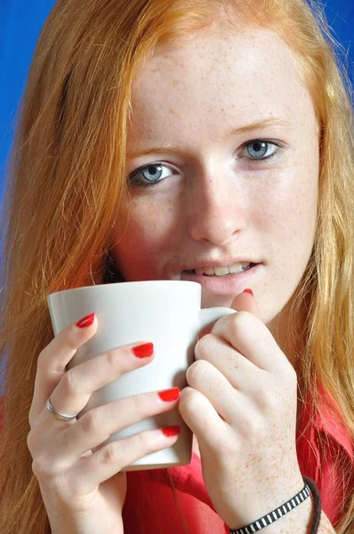 Tiener het drinken van een warme drank — Stockfoto