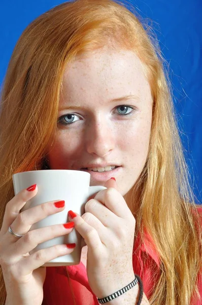 Adolescente bebendo uma bebida quente — Fotografia de Stock