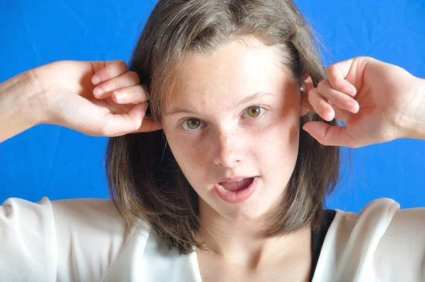 十几岁的女孩，用她的手指在她的耳朵. — 图库照片