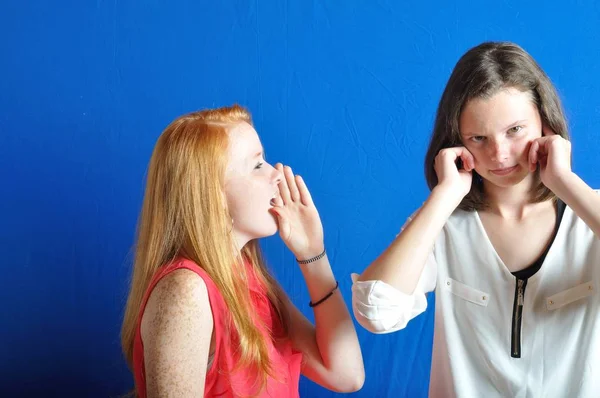 Two teen, one shouting the other plug her ears — Stock Photo, Image