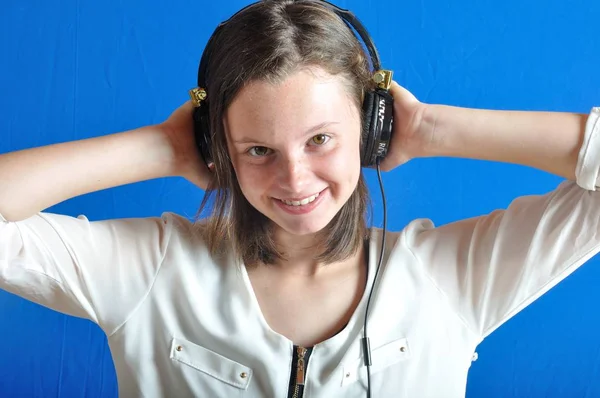 Teen listening to music — Stock Photo, Image