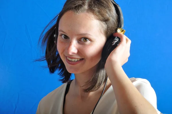 Teen listening to music — Stock Photo, Image