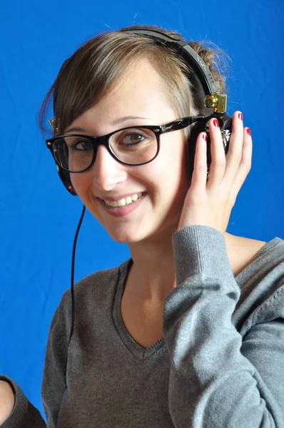 Adolescente escuchando música — Foto de Stock