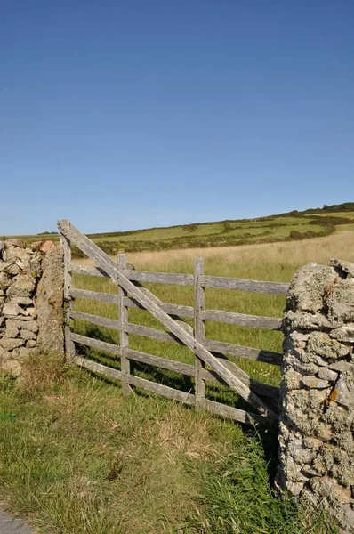 Puerta de madera en el campo en un cielo azul —  Fotos de Stock