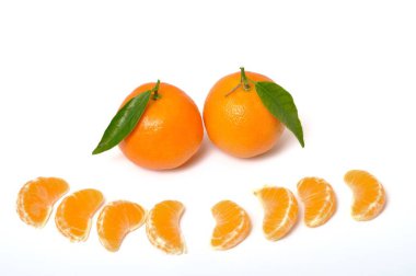 clementines beyaz bir arka plan üzerinde