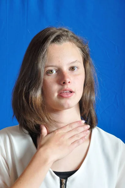 Mädchen berührt ihre Kehle. — Stockfoto