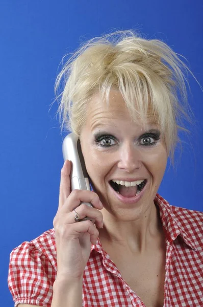 Femme blonde téléphone — Photo