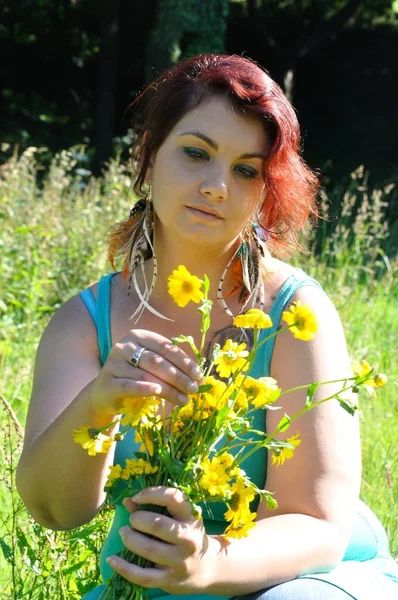 Woman in a meadow — Stock Photo, Image