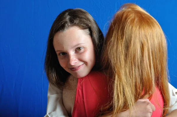 Dva dospívající přátelé, objímaly — Stock fotografie