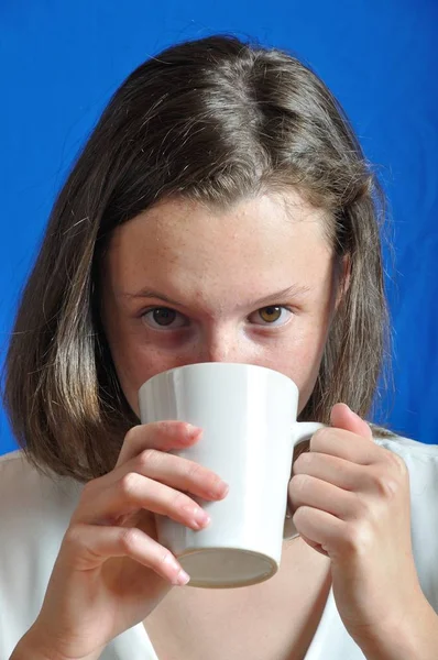 Adolescente bebendo uma bebida quente — Fotografia de Stock