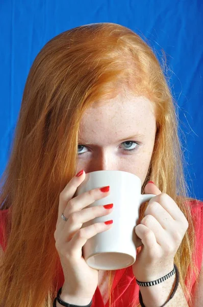 Adolescente bebiendo una bebida caliente —  Fotos de Stock