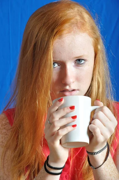 Tonåring dricker en varm dryck — Stockfoto