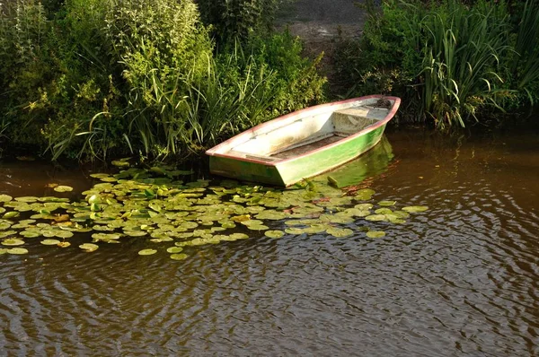 Barco en un río —  Fotos de Stock