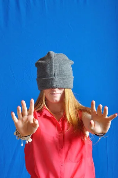 Tiener verbergen van zijn gezicht met zijn bonnet. — Stockfoto