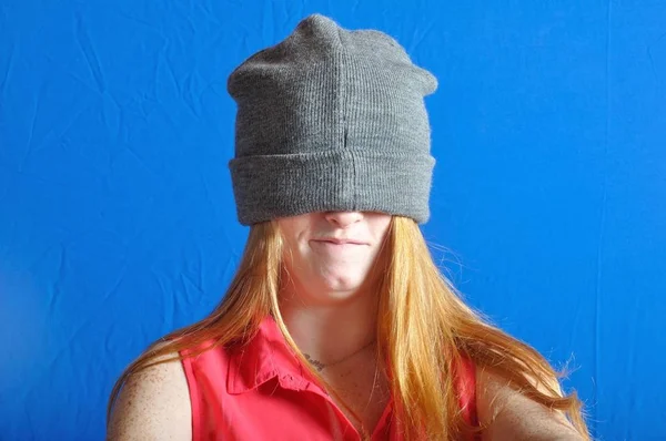 Adolescent cacher son visage avec son bonnet . — Photo