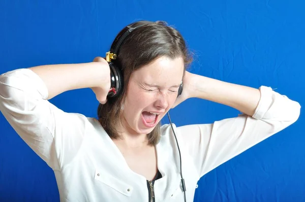 Teen listening to music — Stock Photo, Image