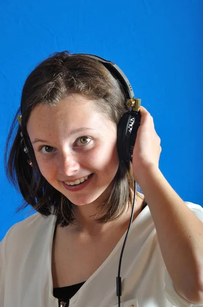 Tonåring lyssna på musik — Stockfoto