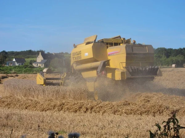 Hillion、フランス-8 月 13、2017年のわらとコンバインの収穫機で — ストック写真